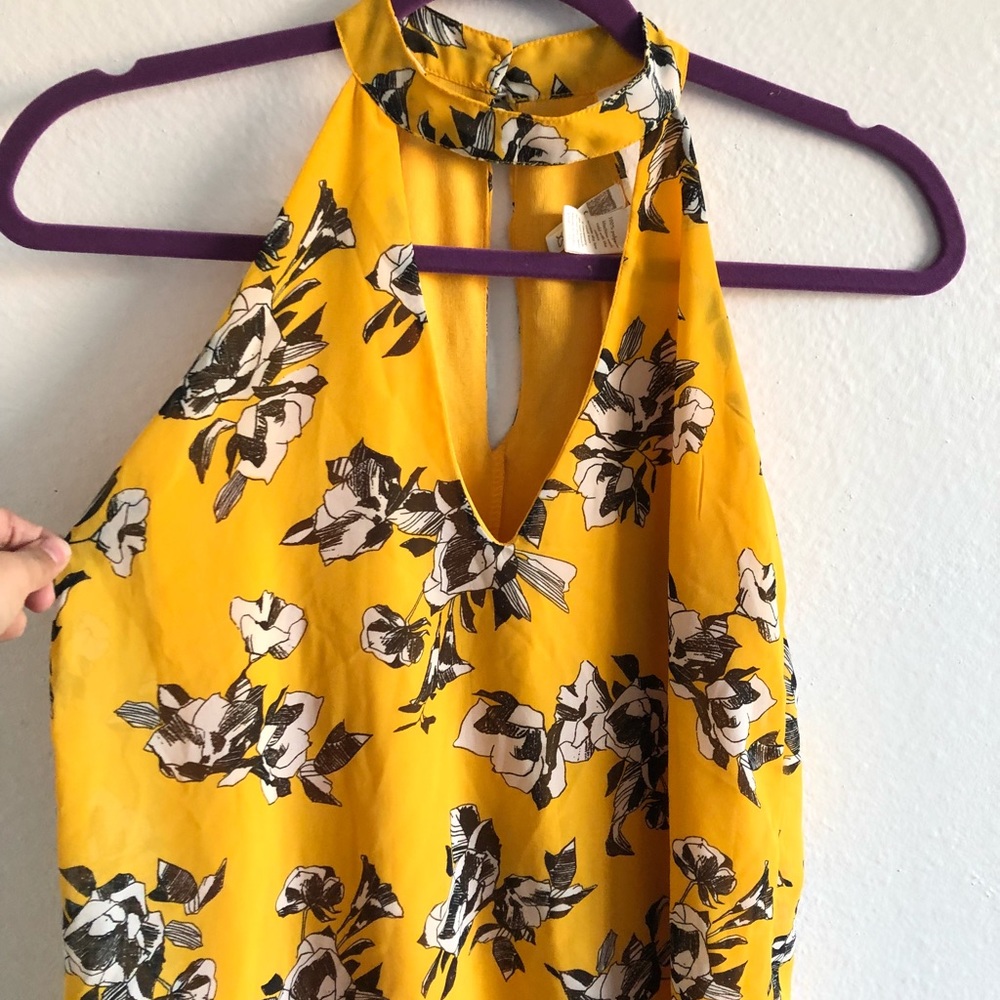 Tank top with neck detail